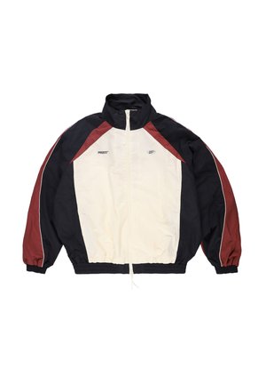 Lekko beżowa, czarna i ciemnoczerwona kurtka przeciwwiatrowa zapinana na zamek błyskawiczny z wysokim kołnierzem i elastycznymi mankietami, z małymi logo na piersi.