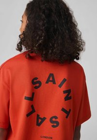 smALLSAINTS TIERRA CREW LOGO  - Apdrukāts T-krekls - red