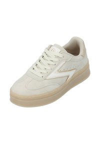 Baskets en suede beige avec une texture lisse, accents blancs lisses, lacets fins et une semelle en caoutchouc beige durable. Présente des détails perforés.
