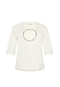 Camiseta blanca de manga 3/4 hecha de algodón suave, con un diseño gráfico redondo en texto negro centrado en el frente. Textura suave.