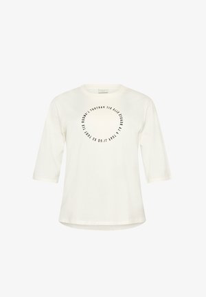 T-shirt blanc à manches 3/4 fabriqué en coton doux, avec un design graphique rond en texte noir centré sur le devant. Texture lisse.