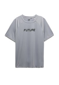 Camiseta deportiva de un gris claro, con mangas cortas, cuello redondo y la palabra "FUTURE" en letras negras gruesas a lo largo del pecho.