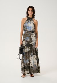 Maxi šaty s halter krkem, s barevným vzorem tie-dye v modré, hnědé a krémové barvě. Lehká tkanina, plisovaný design a splývavý silueta.