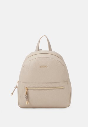 Petit sac à dos en cuir beige avec une poignée supérieure, une poche avant zippée avec tirette tressée, et un logo "LIU·JO" en or sur le devant.