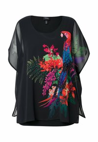 Schwarze, durchsichtige Bluse mit einem lebhaften Druck von Papageien und Blumen in Rot, Rosa und Grün, mit einem lockeren, fließenden Design und weiten Ärmeln.