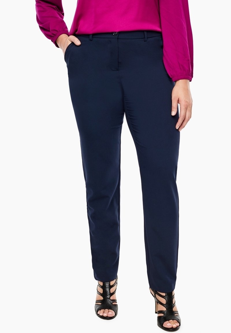 Pantalon bleu marine en tissu lisse, avec une taille mi-haute, deux poches latérales et une coupe droite. Sandales à lanières élégantes complètent la tenue.