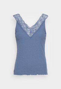 Blå linne med spets V-ringning, ribbad textur och vågig nederkant. Har bredare axelband och fin spetsdetaljering.