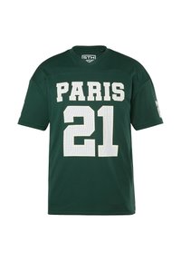 Jersey de malla verde con "PARÍS" y "21" impresos en la parte frontal. Mangas cortas, diseño de cuello en V y estética deportiva con un ajuste relajado.