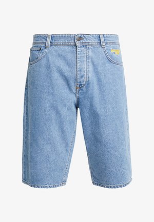 Svijetloplave traper šorceve s kopčanjem na dugme, petljama za pojas, prednjim džepovima i žutim izvezenim tekstom na području desnog džepa.