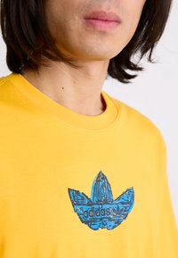 adidas Originals SPORT - T-Shirt print - crew yellow