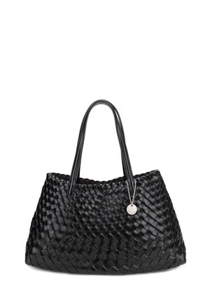 Borsa tote in pelle nera intrecciata con due manici e una piccola targhetta rotonda in argento appesa a un manico.