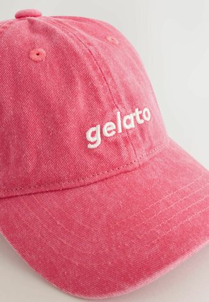 Ružová bavlnená šiltovka s bielym vyšívaným nápisom „gelato“ na prednom paneli, zobrazená na svetlom pozadí.