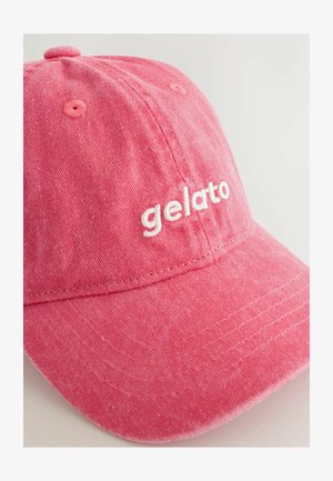 Rózsaszín pamut baseball sapka fehér hímzett "gelato" felirattal az elülső panelen, világos háttér előtt bemutatva.