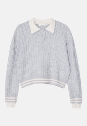 Hellgrauer Kabelstrick-Pullover mit einem weißen Kragen, Knopfleiste und gestreiften Bündchen und Saum.