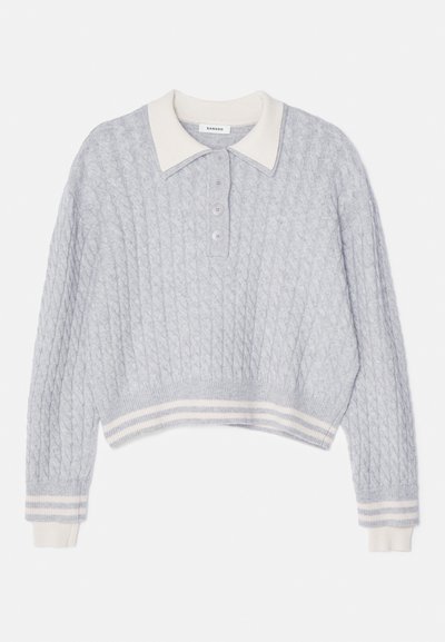 Hellgrauer Kabelstrick-Pullover mit einem weißen Kragen, Knopfleiste und gestreiften Bündchen und Saum.