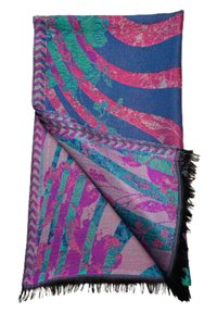 Textile tissé coloré présentant des motifs tourbillonnants de rose, bleu et vert. Fini avec un bord à franges. Texture douce, adaptée à divers usages.
