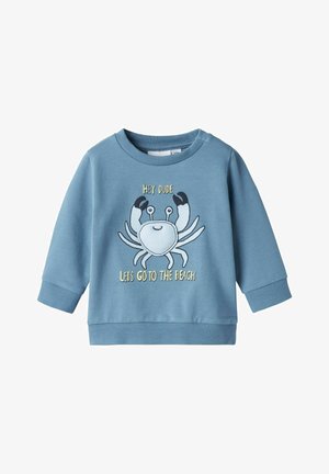 Sudadera azul clara de manga larga, con un gráfico de un cangrejo y el texto "¡HEY, TÍO, VAMOS A LA PLAYA!" Puños y dobladillo de canalé.