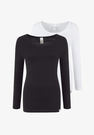 Zwei Langarm-T-Shirts, eines schwarz und eines weiß. Beide haben einen runden Ausschnitt und eine weiche, glatte Stofftextur.