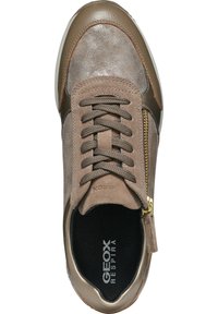 Baskets en suède et cuir marron avec bout rond, design à lacets, fermeture éclair sur le côté et semelle en caoutchouc. Présente la marque "GEOX RESPIRA" à l'intérieur.