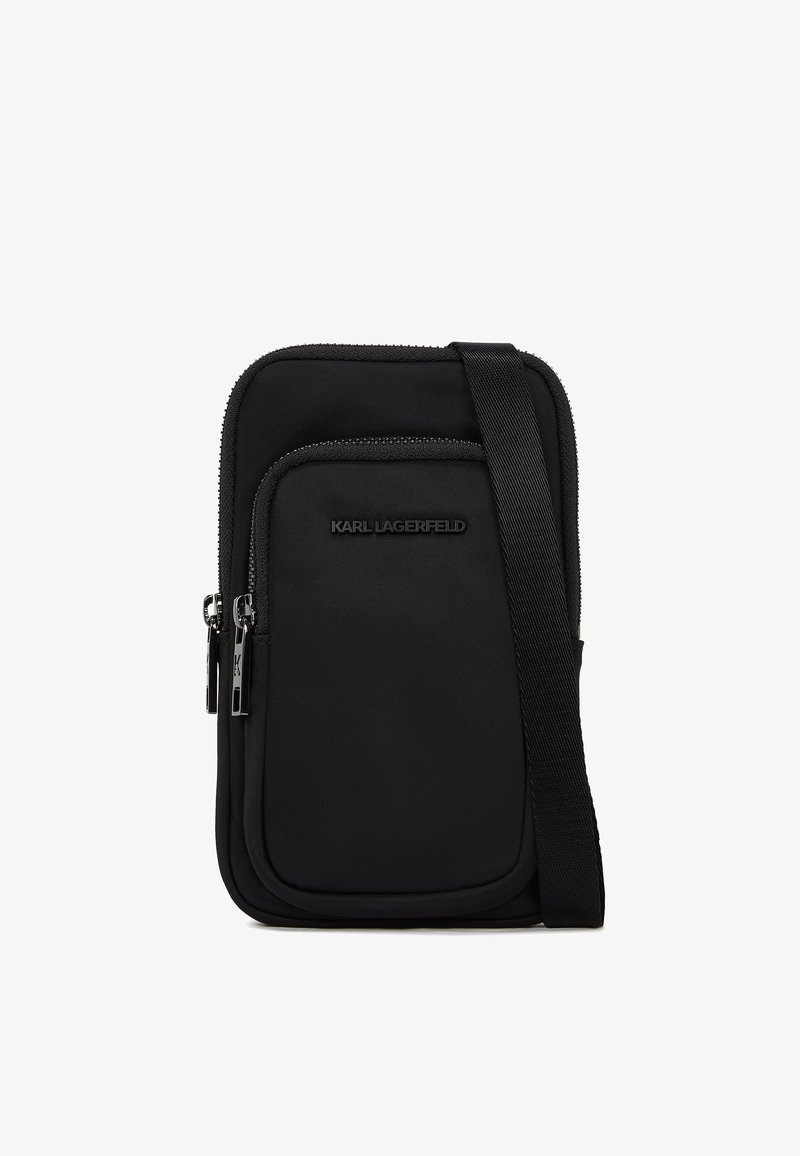 Schwarze Nylon-Crossbody-Tasche mit glatter Textur, Reißverschlussfächern, gewebtem Riemen und geprägtem Logo auf der Vorderseite.