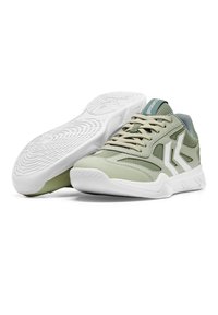 Paire de baskets de sport vert clair et blanc avec lacets, dessus en mesh et synthétique, une chaussure debout, l'autre montrant la semelle.