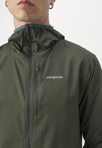 Patagonia AIRSHED PRO - Vetrovka - pine needle green