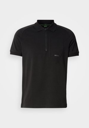 Zwarte polo met halfrits, korte mouwen en een borstzak. Gemaakt van gladde stof, met een subtiel logo en tonale accenten.