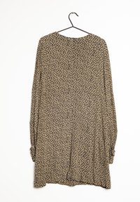 Robe à manches longues avec une base sombre ornée d'un motif abstrait beige et marron clair. Dotée d'un col rond et de poignets boutonnés. Suspendue à un crochet noir.