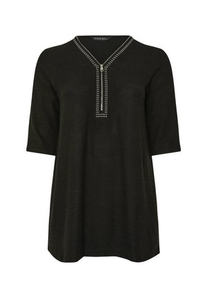 Zwarte top met driekwart mouwen, V-hals, zilveren studdetails langs de ritsafsluiting en een relaxte pasvorm. Zachte stofstructuur.