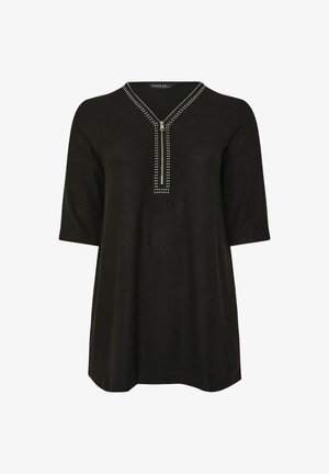 Czarna bluzka z rękawami o długości trzech kwart, dekoltem w kształcie litery V, zdobiona srebrnymi ćwiekami przy zapięciu na zamek, o luźnym kroju. Miękka tekstura tkaniny.