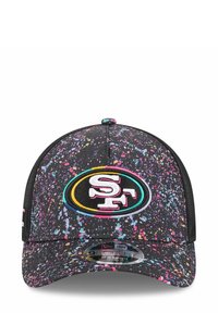 Casquette noire avec un motif éclaboussé en rose, bleu et blanc. Comprend un logo SF brodé à l'avant et une sangle réglable.