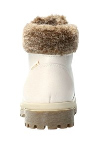 Bottine en cuir blanc avec un col en fausse fourrure marron douce, semelle texturée et petit logo près du talon.