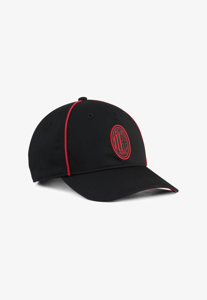 Casquette de baseball noire avec liseré rouge et logo de l'AC Milan brodé à l'avant, dotée d'une visière courbée et d'une couronne structurée.