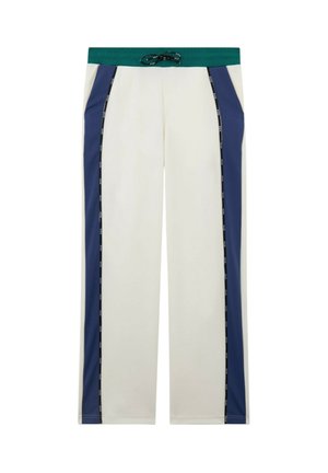 Pantaloni bianchi con pannelli laterali blu navy, fascia in vita verde scuro, coulisse nera e sottili strisce verticali nere con testo lungo i pannelli.