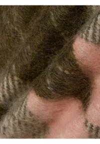 Wolblend stof met een mix van aardse groen, roze en roomtinten, met gestructureerde, kronkelige patronen en zachte, fuzzy vezels.
