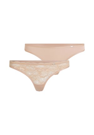 Zwei beige Damen-Stringtangas, eines mit glattem Stoff und eines mit Spitzenfront und Blumenmuster, flach auf einem weißen Hintergrund gelegt.