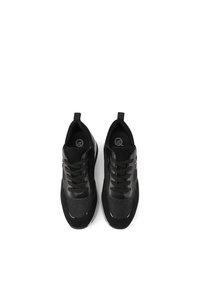 Sneaker nere con un mix di materiali opachi e testurizzati, caratterizzate da una punta arrotondata, lacci e un tab di presa sul tallone.