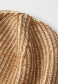 KNITID PLATED TURN BACK BEANIE - Lue - chestnut/organic white