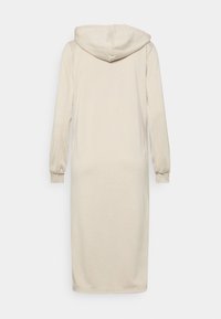Beige mikinové šaty vyrobené z měkké tkaniny, s dlouhými rukávy se elastickými manžetami a kapucí umístěnou uprostřed zad, dlouhé až po kotníky.