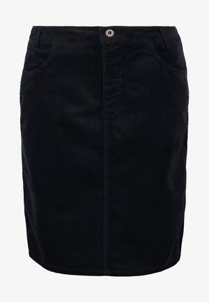 Biały żakiet z ostrym kołnierzem, dopasowany fason, z czarnym zamkiem błyskawicznym, w połączeniu z szarym topem na ramiączkach i czarną spódnicą, uzupełniony białymi butami.