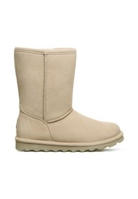 Beige Wildleder-Ankle-Boot mit runder Zehe, weichem Innenfutter und einer strukturierten Gummisohle mit wellenförmigem Muster. Vertikale Nahtdetails vorhanden.