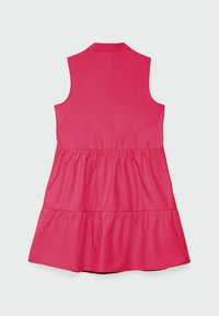 Hihaton vaaleanpunainen mekko, jossa on kauluksellinen pääntie, kerroksellinen helma, sileä tekstuuri ja rento malli. Takapuolelta näkyy yksinkertainen muotoilu ja siistit linjat.