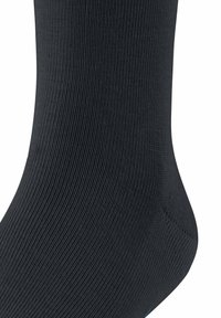 Czarna bawełniana skarpeta z ryflowaną teksturą, wzmacnianym palcem i piętą. Zawiera mały niebieski akcent blisko górnej krawędzi.