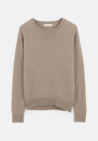 Pull en tricot beige avec un col rond, des épaules tombantes et des poignets côtelés. Texture douce avec une coupe décontractée. Couleur uniforme et subtile.