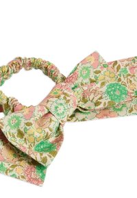 Kwiatowy dodatek do włosów z designem w formie scrunchie w pastelowych kolorach z dużą kokardą. Materiał zawiera zielone, różowe i kremowe wzory kwiatowe.