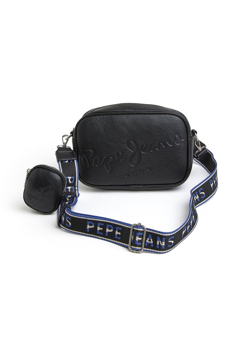 Bolso cruzado de cuero sintético negro con logotipo en relieve. Correa ajustable que presenta un textil azul y negro con el texto "Pepe Jeans". Incluye un pequeño bolso.