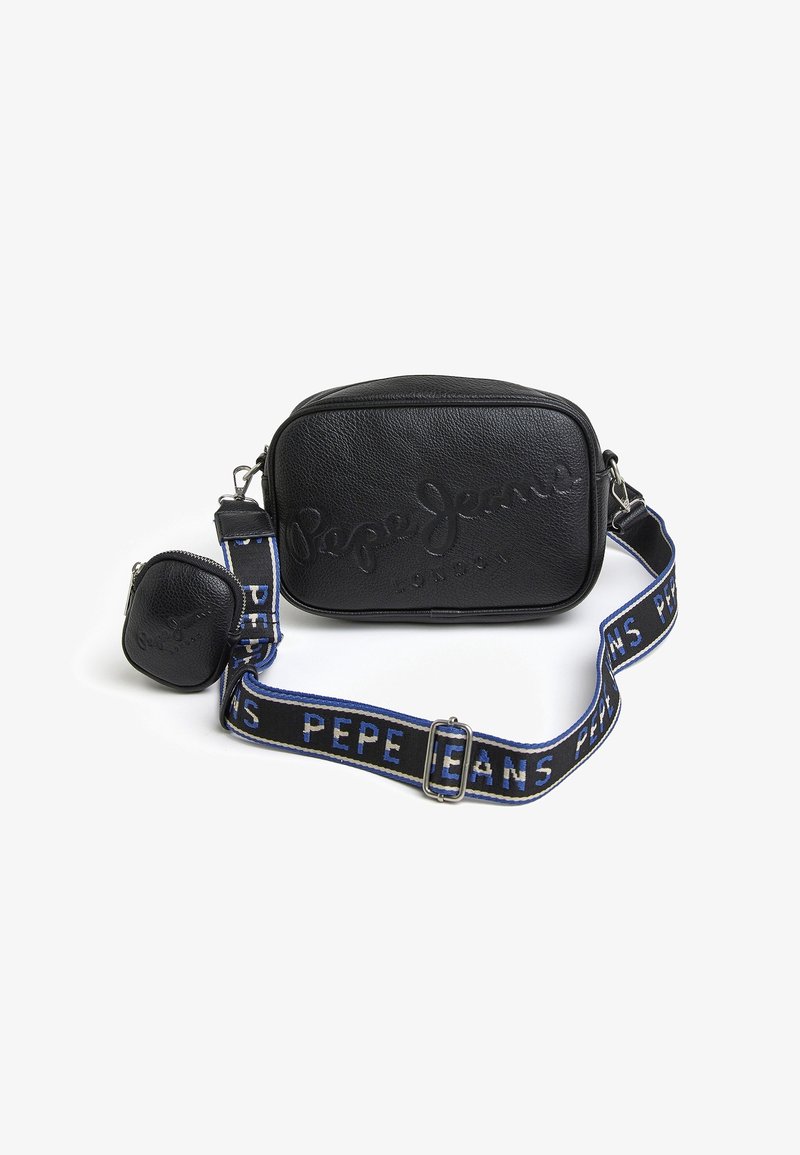 Bolso cruzado de cuero sintético negro con logotipo en relieve. Correa ajustable que presenta un textil azul y negro con el texto "Pepe Jeans". Incluye un pequeño bolso.