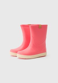 Un par de botas de lluvia de goma de color rosa coral, hasta la mitad de la pantorrilla, con suelas beige y una pequeña pestaña de tirador en tono marrón claro etiquetada con Gioseppo en cada bota.
