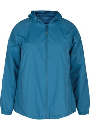 Chaqueta impermeable azul con capucha, cremallera frontal, puños elásticos y bolsillos laterales, diseñada para uso en exteriores.
