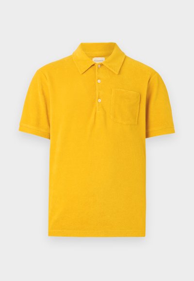 Gul polo t-shirt lavet af blød frotté med krave, to-knaps lukning og en forlommelomme. Korte ærmer og ensfarvet.